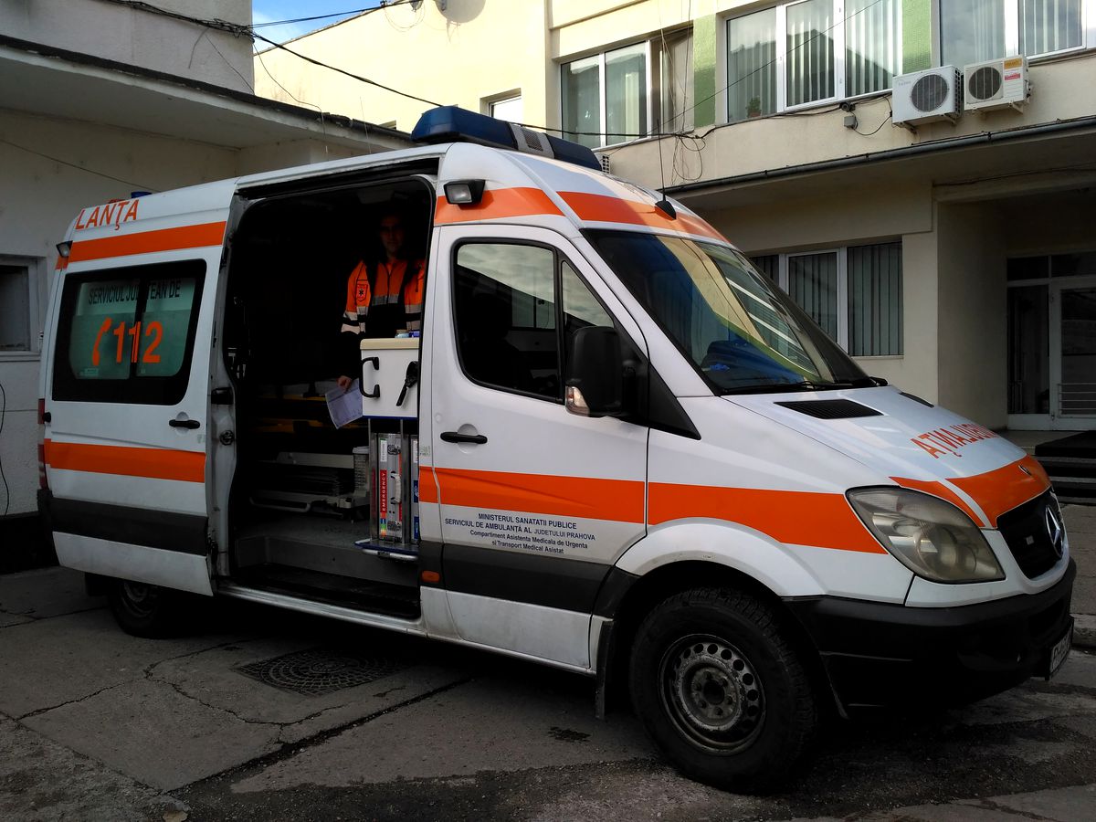 A chemat ambulanța ca să ajungă la discotecă, iar apoi s-a lăudat pe Facebook