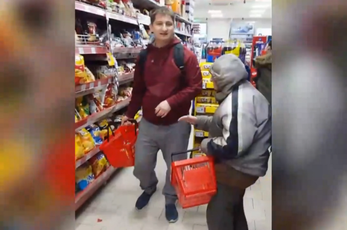 Doi tineri din Oradea au ajutat o bătrână care nu avea bani de cumpărături