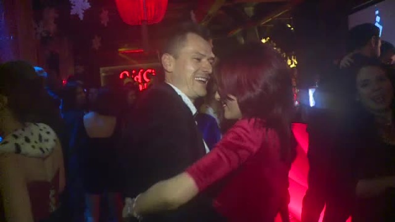 15 cupluri și-au unit destinele în noaptea de Revelion, sub Poarta Sărutului