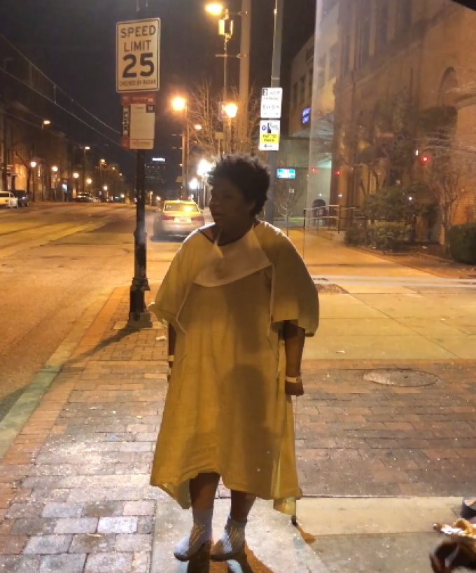 Pacienta unui spital din SUA, abandonată de personal în ger, într-o stație de autobuz