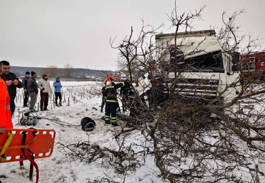 Un camion cu dulciuri, implicat într-un accident rutier la Optași-Olt