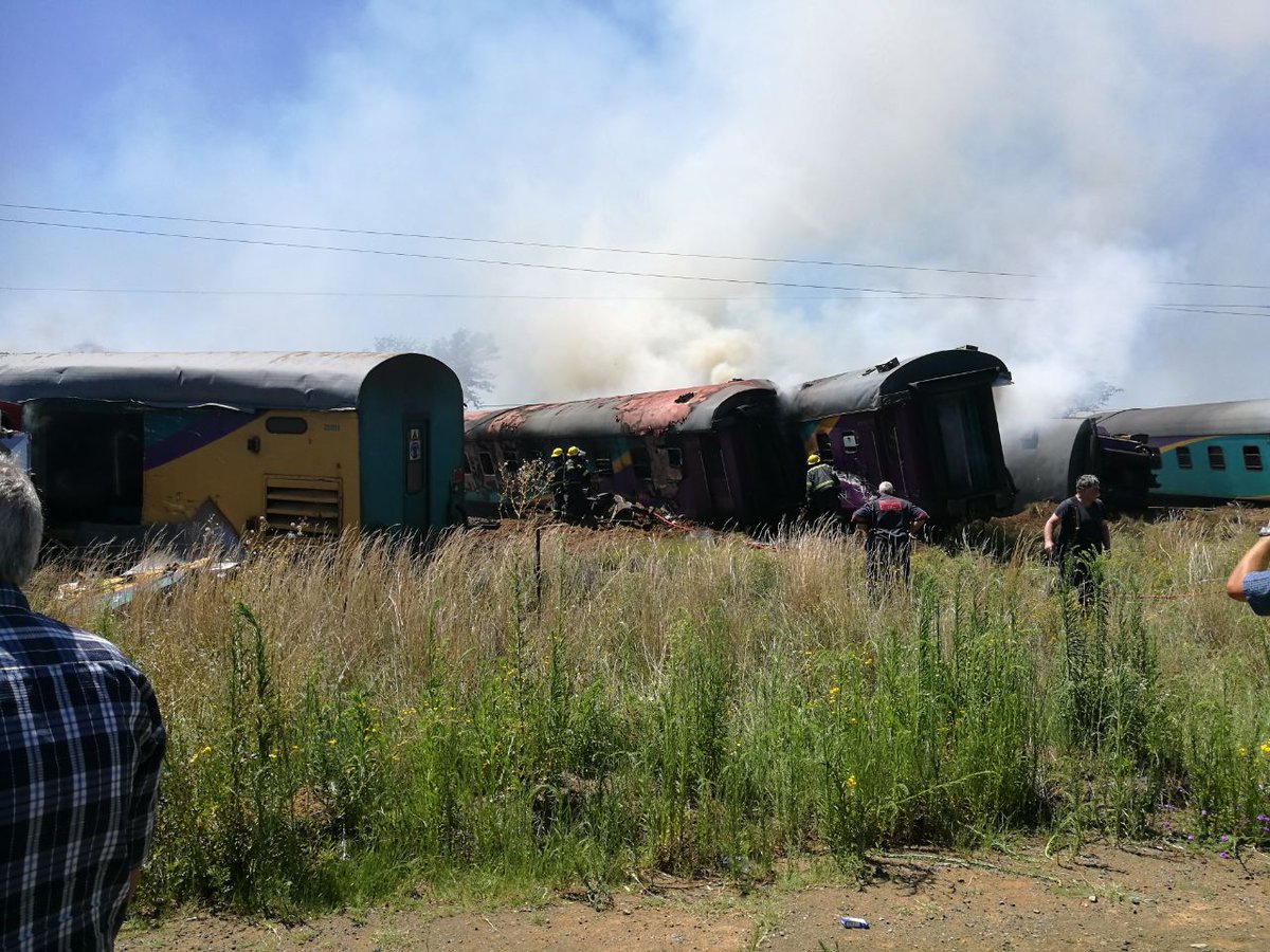 Un tren a izbit un camion, în Africa de Sud: 4 morți și cel puțin 100 de răniți