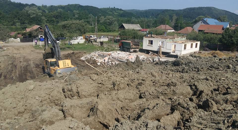 Cei care au rămas fără case după alunecările de teren de la Alunu, inca nu au primit despagubiri