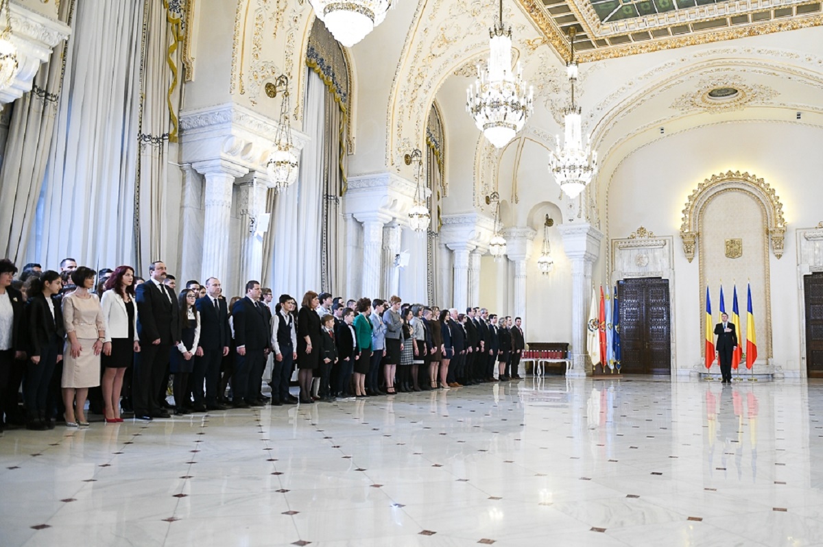 Instituții de învățamânt preuniversitar din Caracal și Calafat, decorate de Președinte