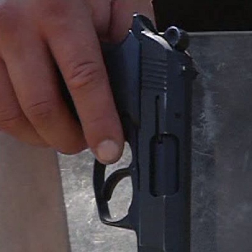 Olt: O tânără şi-a împuşcat iubitul poliţist în cap şi s-a rănit la mână, manevrând arma acestuia