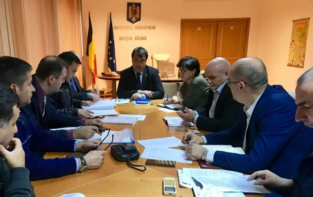 Intervenția în cazul căderilor masive de zăpadă dezbătută la Prefectura Vâlcea