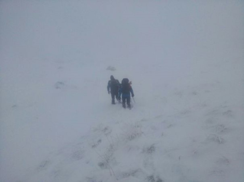 22 de turişti, între care 9 copii, blocaţi pe Vârful Roman din Vâlcea