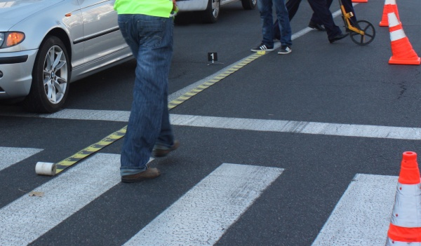 Poliția caută un șofer care a lovit o fetiță și pe tatăl ei pe o trecere de pietoni din Craiova