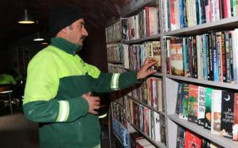 Bibliotecă deschisă cu cărți abandonate