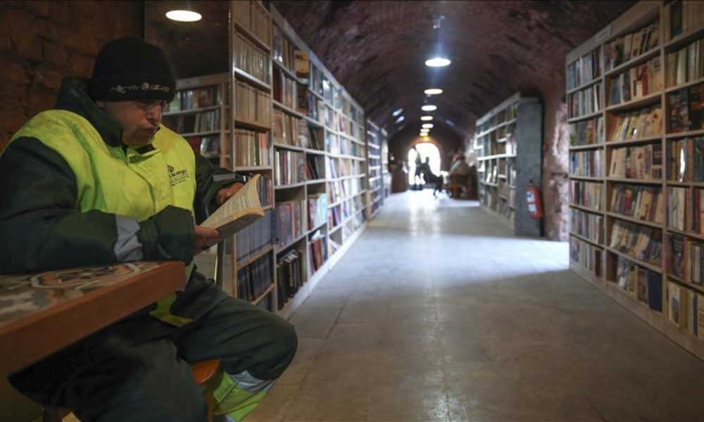 Gunoierii turci au deschis o bibliotecă cu cărțile aruncate de alții