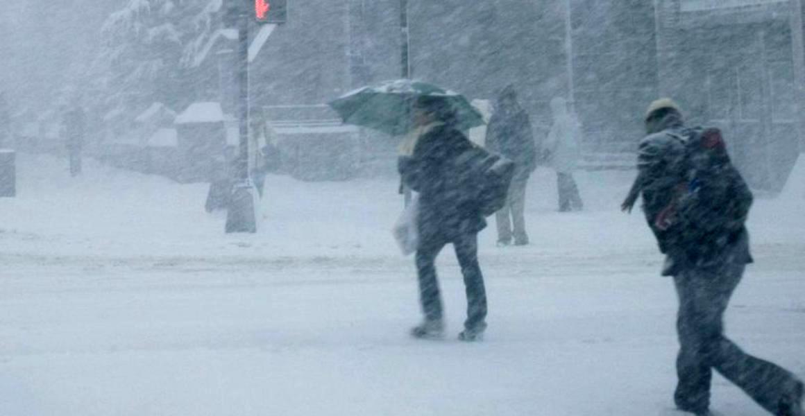 Jumătate de ţară, sub cod galben de ninsori. Vântul va bate cu 75km/h