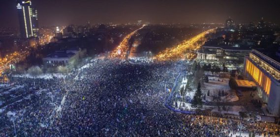 Zeci de mii de oameni au protestat la București