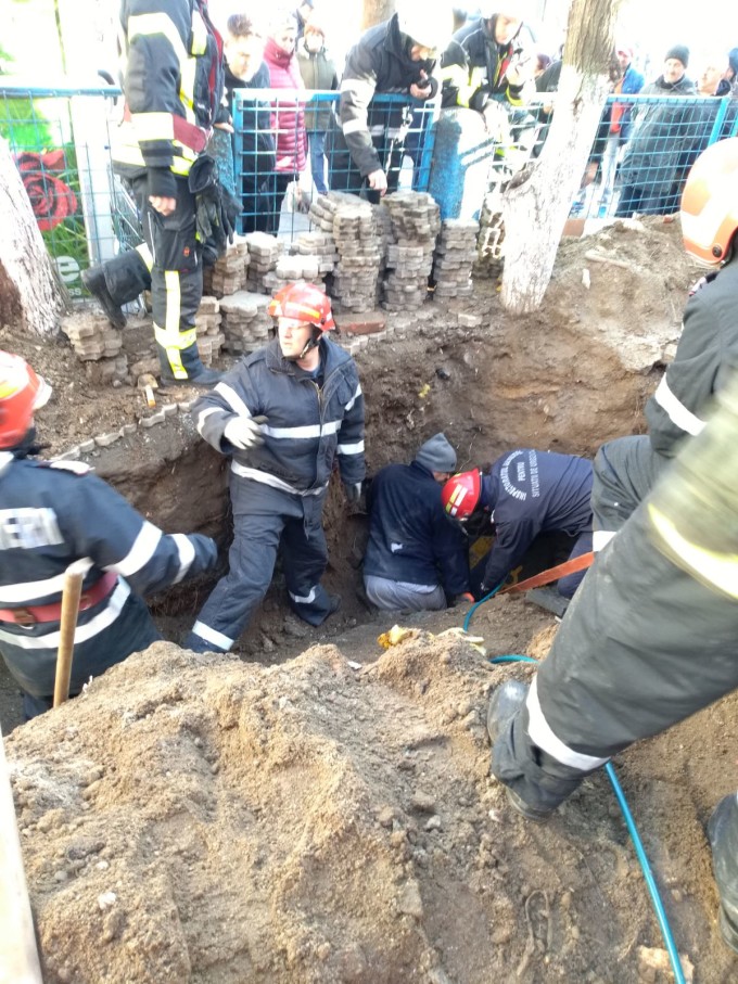 Operațiune de salvare în București: muncitor prins sub o placă de beton