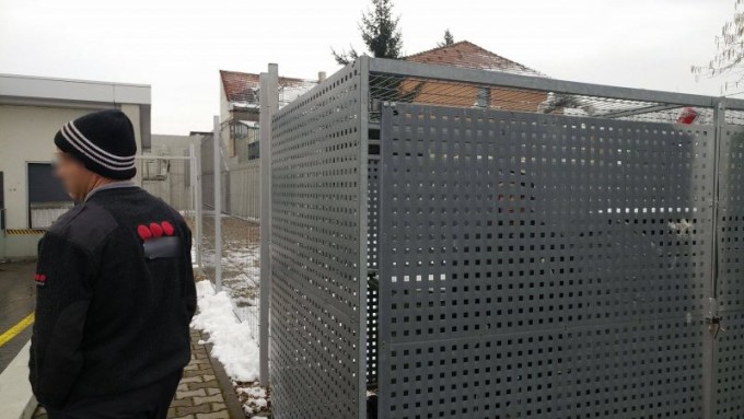 Femeie închisă într-o cușcă de paznicii unui supermarket din Satu Mare. Explicația lor