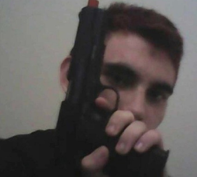 Cine este autorul atacului cu 17 morţi din Florida. “Mulţi au prezis că va păta cu sânge liceul”