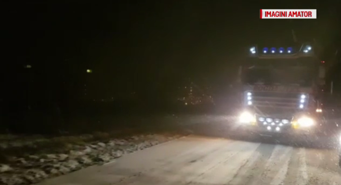 Probleme pe șosele și circulația oprită din cauza ninsorilor abundente din țară