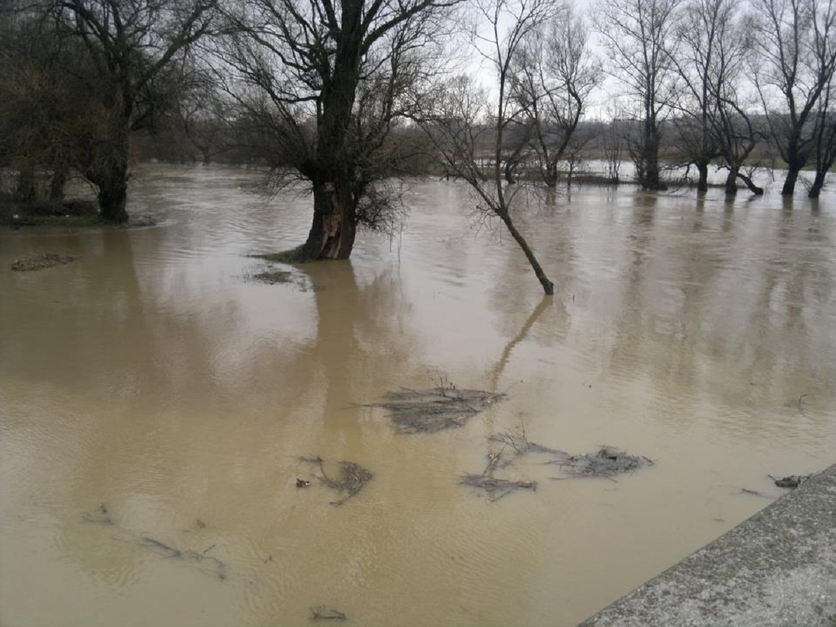 Cod galben de inundaţii pe mai multe cursuri de apă