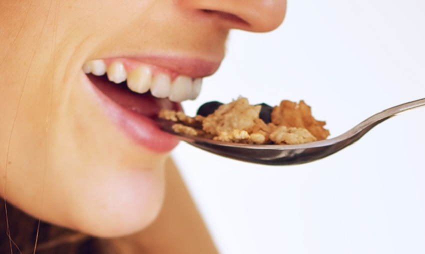 Cei care mănâncă mai lent au tendinţa să piardă în greutate