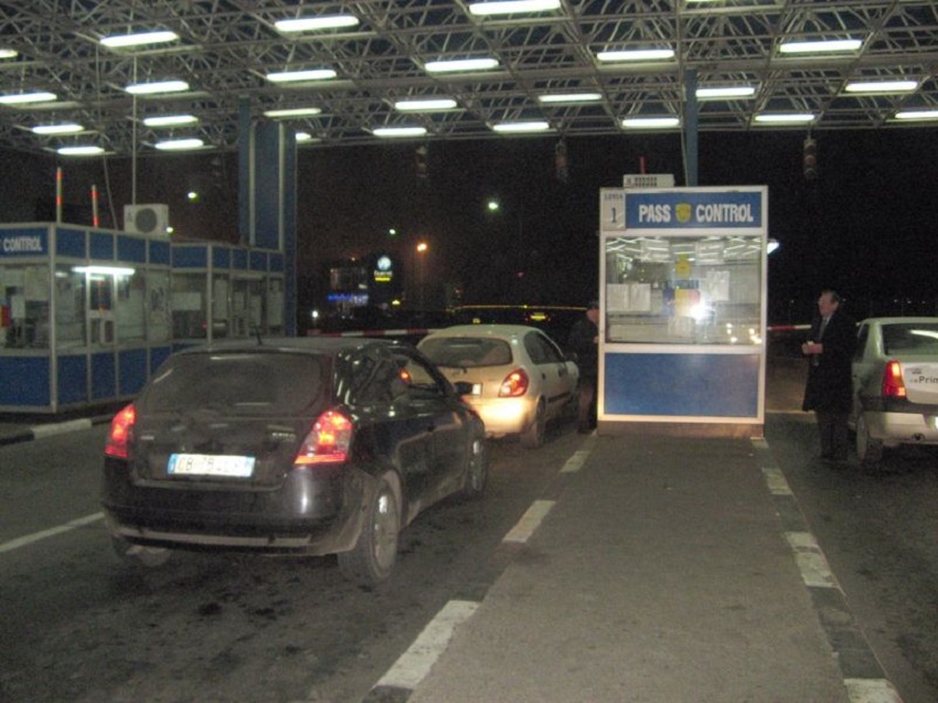 Şi-a ascuns bebeluşul sub fustă, ca să-l treacă ilegal frontiera