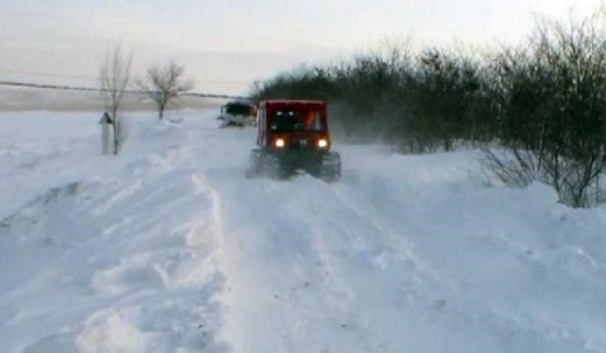 Maşini blocate în zăpadă, în zona Caracal şi pe un drum judeţean dintre Brebeni şi Coteana