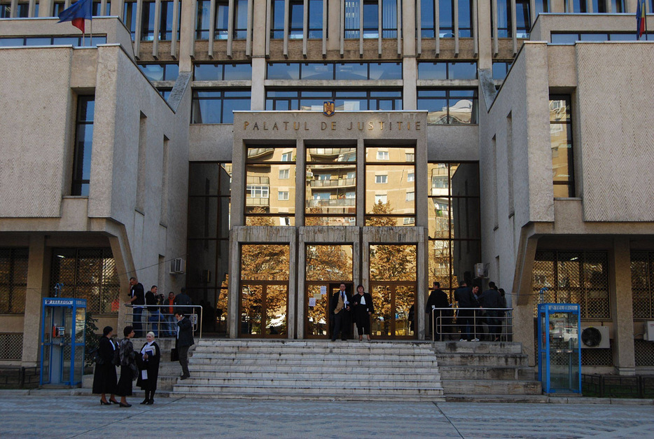 Doi romi acuzaţi de evaziune fiscală, condamnaţi de Tribunalul Iaşi să facă cel puţin patru clase primare