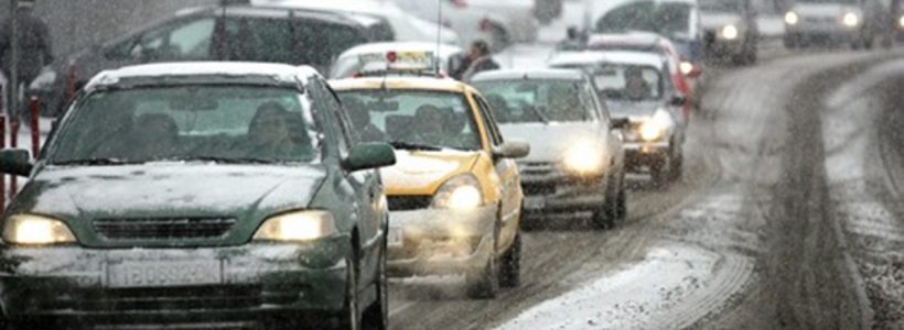 Se circulă îngreunat pe mai multe drumuri în ţară din cauza vremii