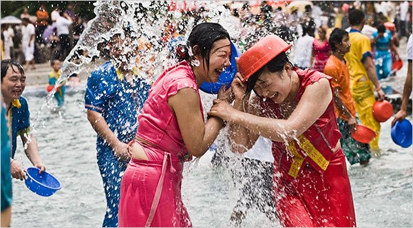 Festivalul Apei în Thailanda: Un oficial le cere femeilor să nu se îmbrace provocator