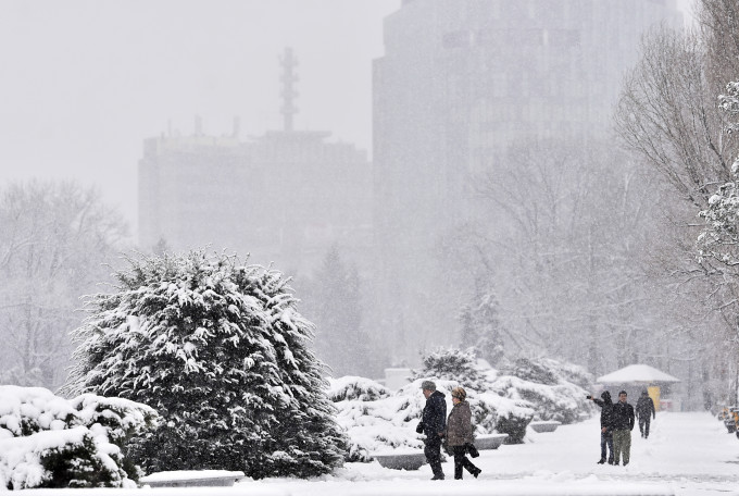Cod galben de ninsori, ploi şi vânt puternic în Bucureşti şi 32 de judeţe. Vreme rece toată săptămâna