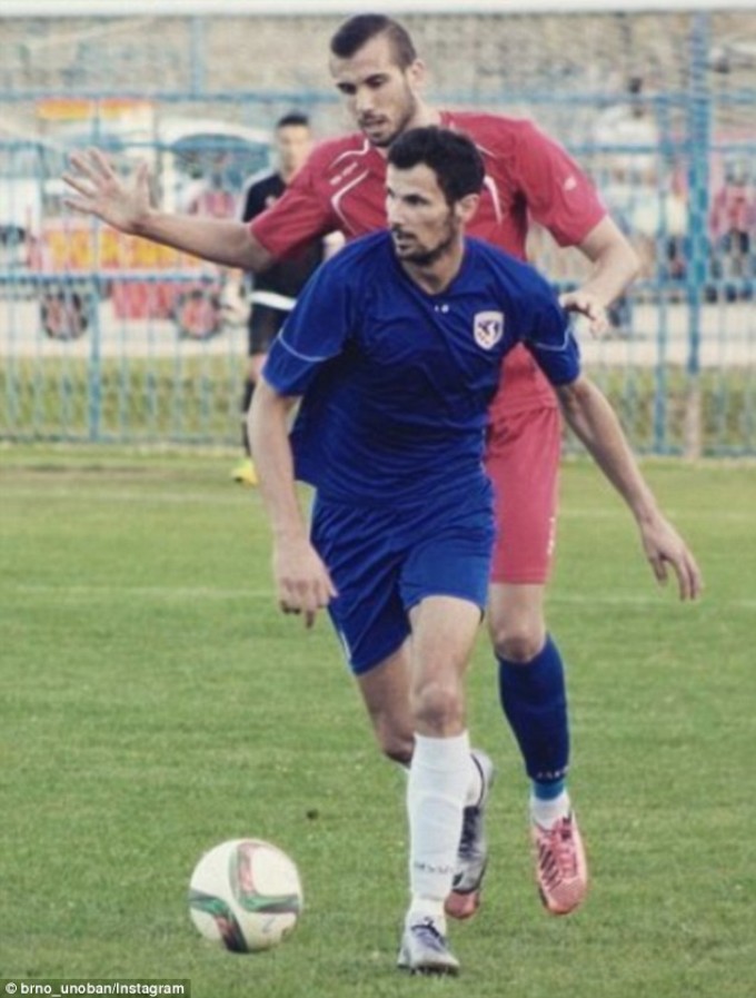 Un fotbalist a murit după ce a fost lovit cu mingea în piept