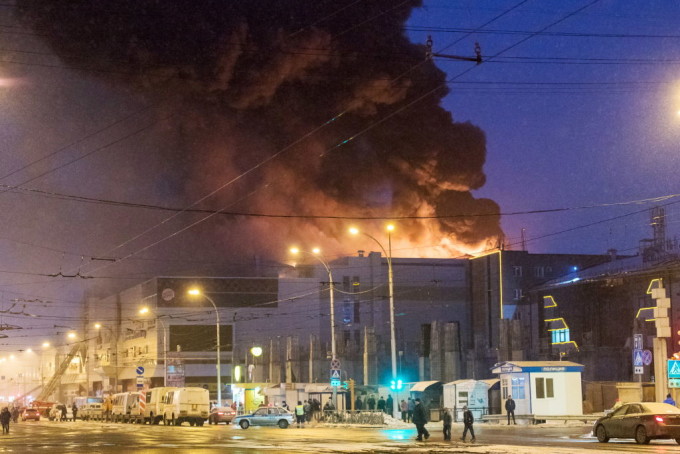 Incendiu la un mall din Rusia: cel puţin 37 de morţi. Tavanul a căzut peste oameni