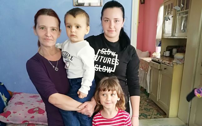 Comuna care s-a umplut de copii după ce primarul a oferit case gratis. „Nu plătesc chirie aici, este cald şi toţi banii îi folosesc pentru copii“