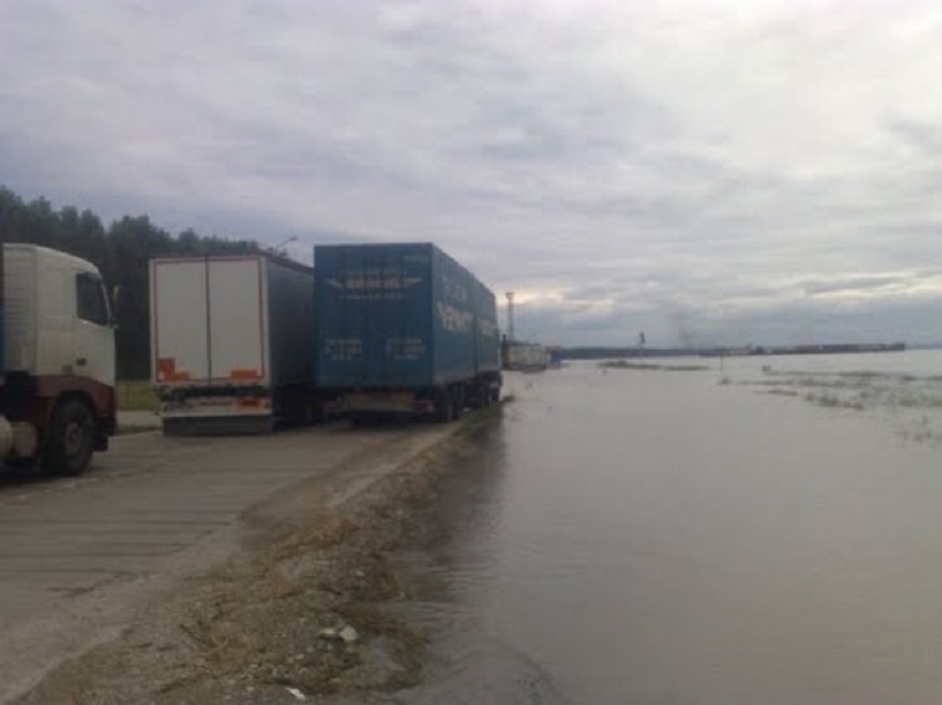 Bechet. Restricție de circulație la trecerea cu bacul