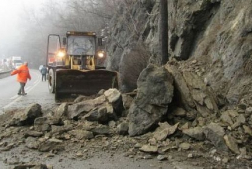 Căderi de pietre pe Valea Oltului