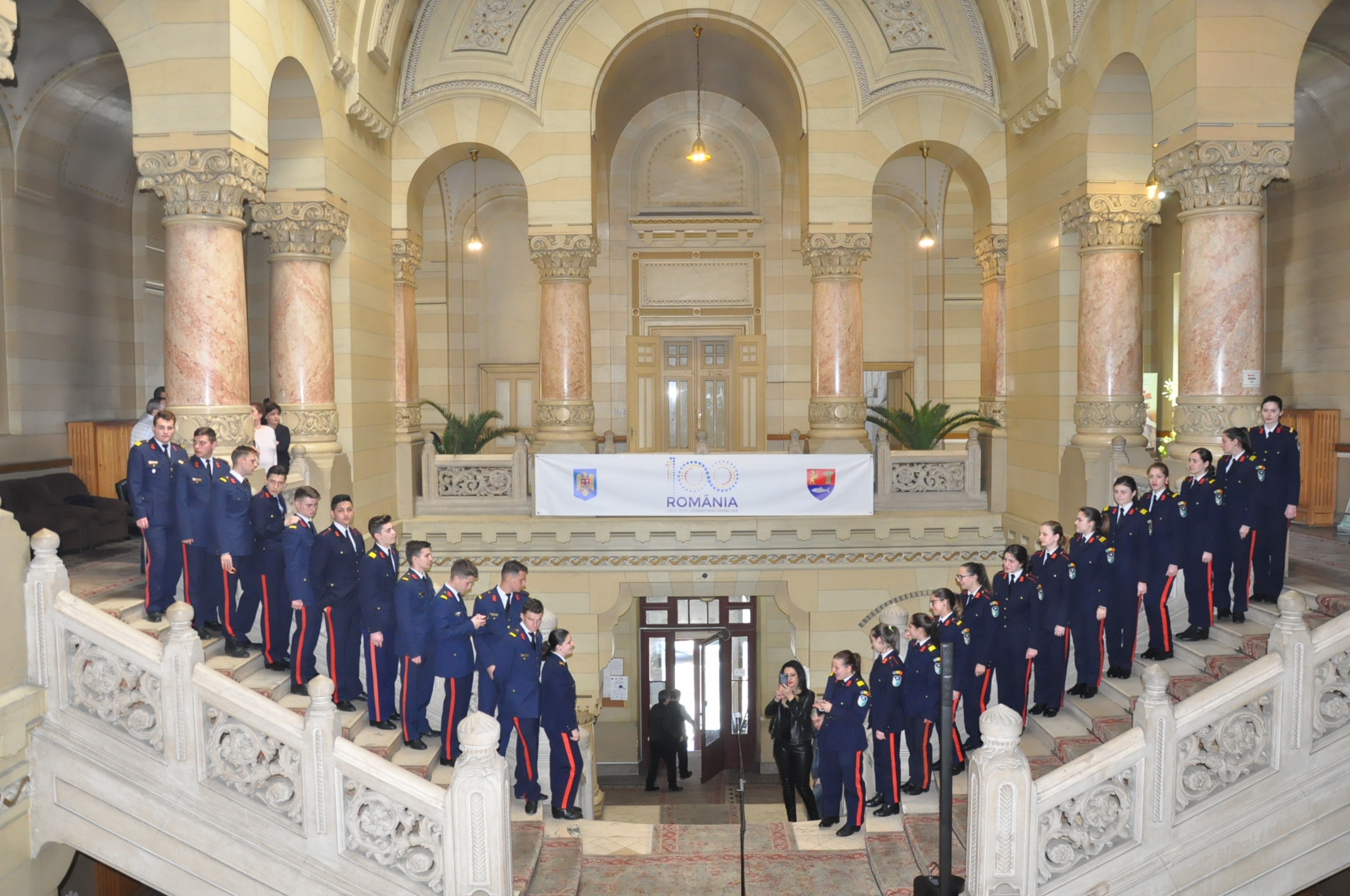 Moment inedit astăzi în holul central al Consiliului Județean Dolj din Craiova