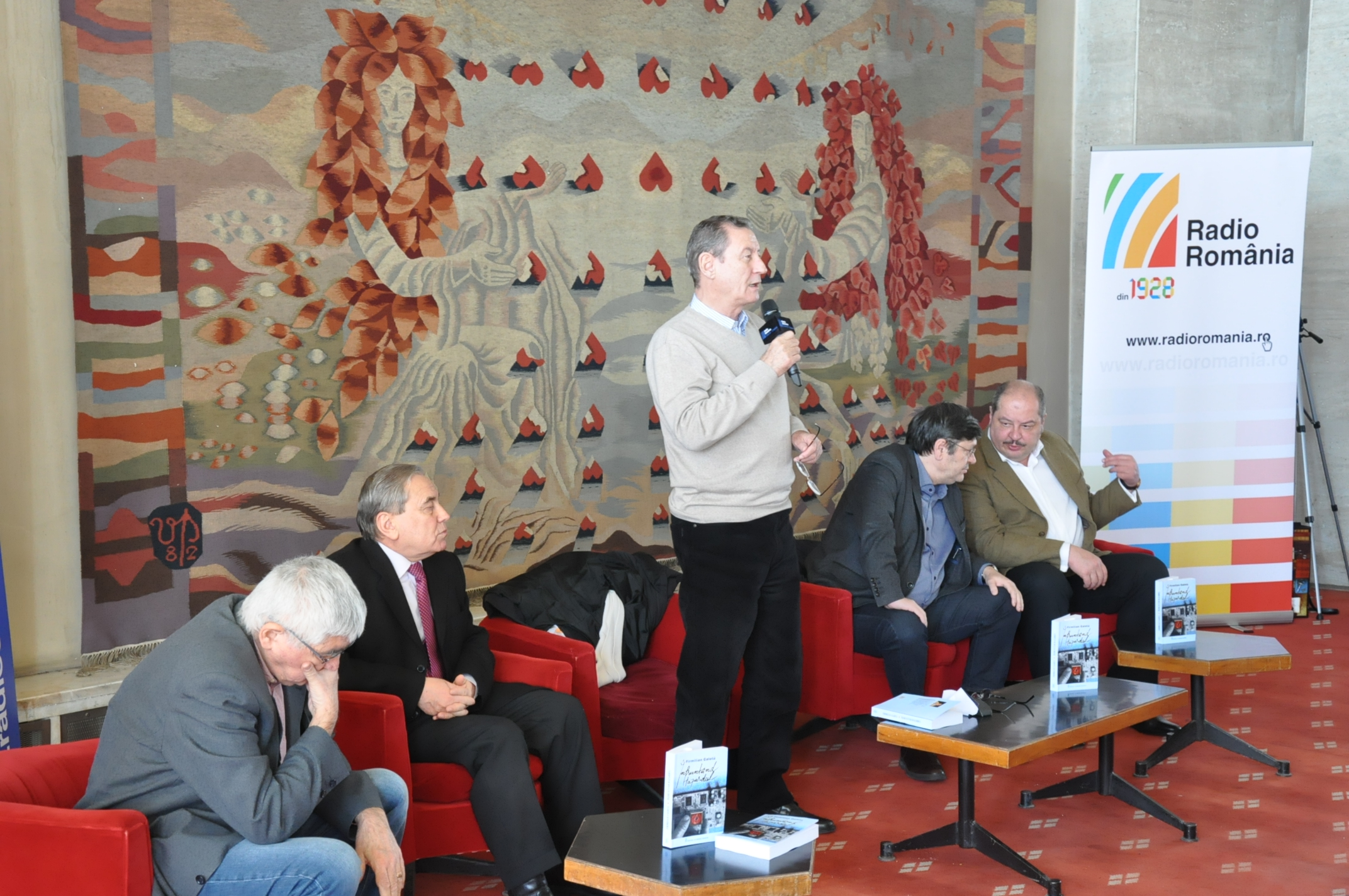 Târgul de carte Gaudeamus – Radio România: Lansare de carte: „Înfruntând hazardul”