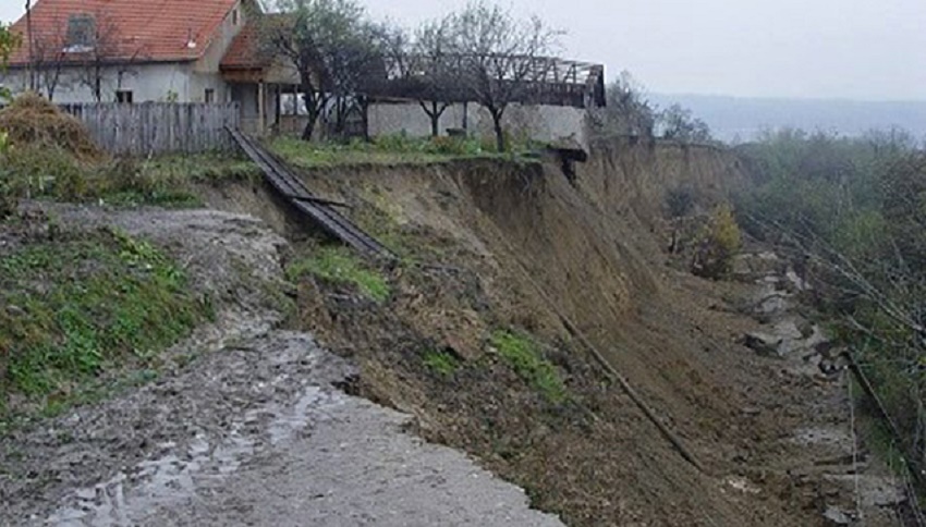 Pământul continuă să alunece în comuna Goleşti