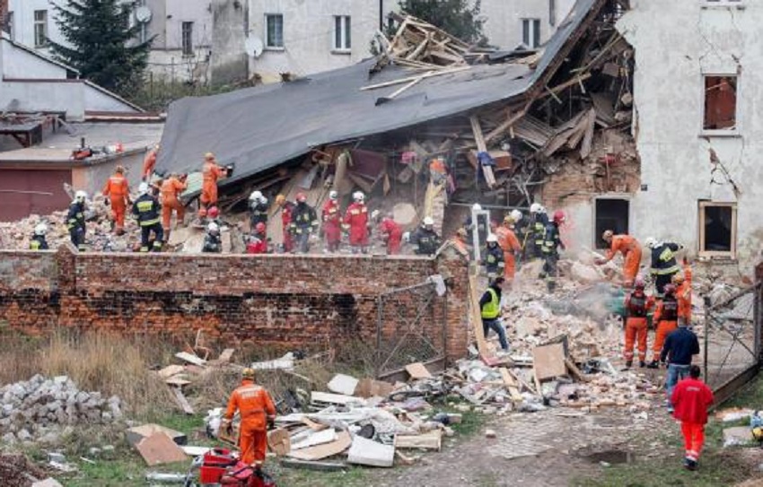 Cel puţin 3 morţi şi 21 de răniţi în urma prăbuşirii unui imobil în Polonia