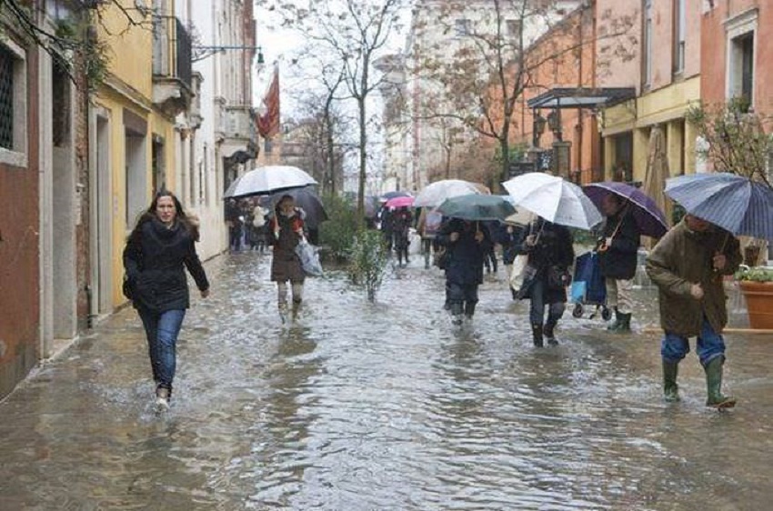 Vânt puternic, ploi şi răcire accentuată a vremii (audio)