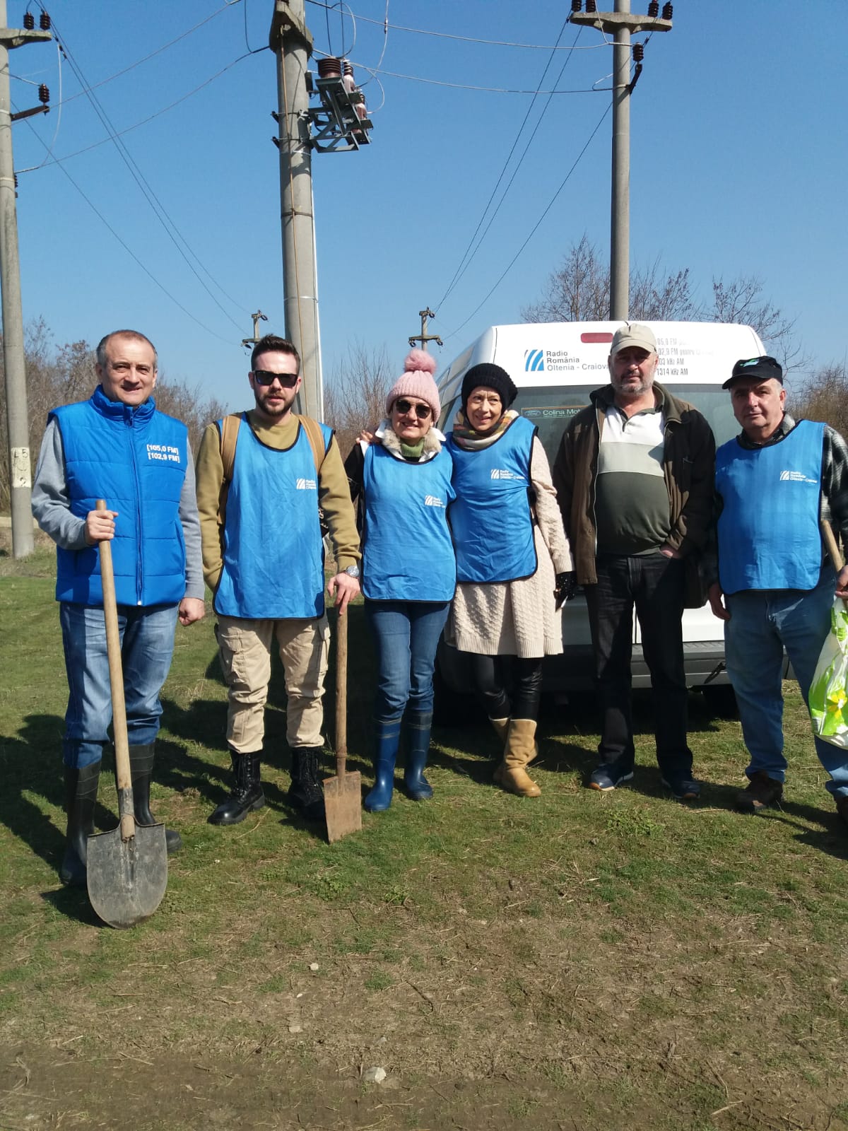 Echipa Radio Oltenia Craiova prezenta la plantarea de pomi la Dabuleni
