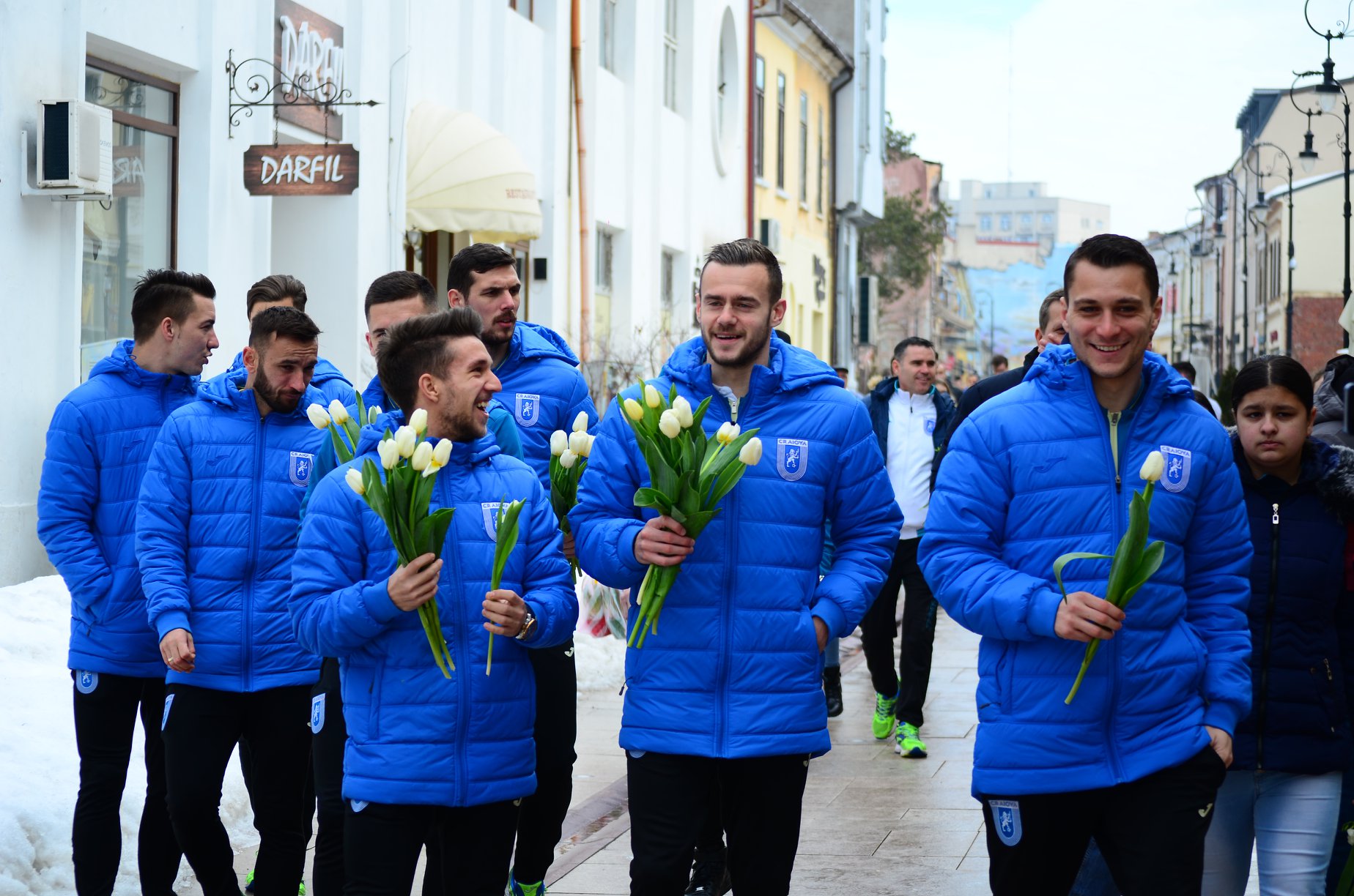Fotbaliștii CSU au împărțit flori cu ocazia Zilei de 8 martie