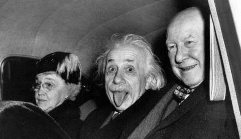 De ce Einstein a scos limba în această fotografie?