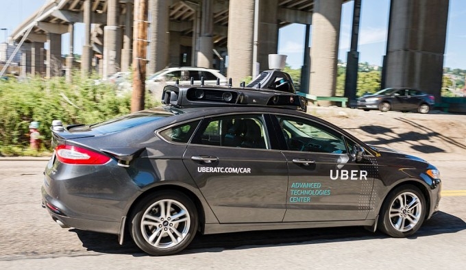 Primul deces provocat de o mașină autonomă. Uber a suspendat programul