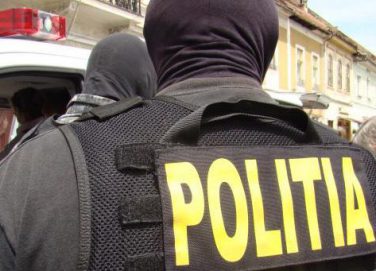 Percheziții la suspecți din Mehedinți, Dolj și București