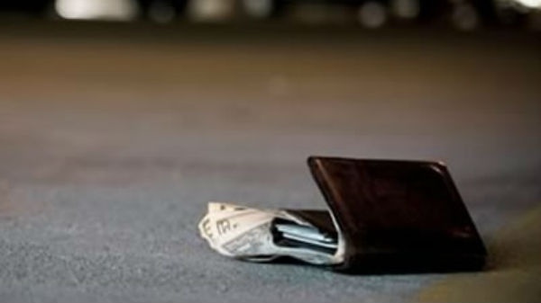 Portofel cu acte şi cu 2.300 de euro găsit de doi angajaţi ai firmei de salubrizare din Focșani