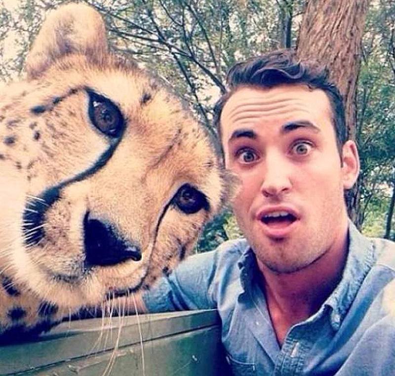 Selfie-urile ne distorsionează faţa cu 30%. Ce recomandă experţii?