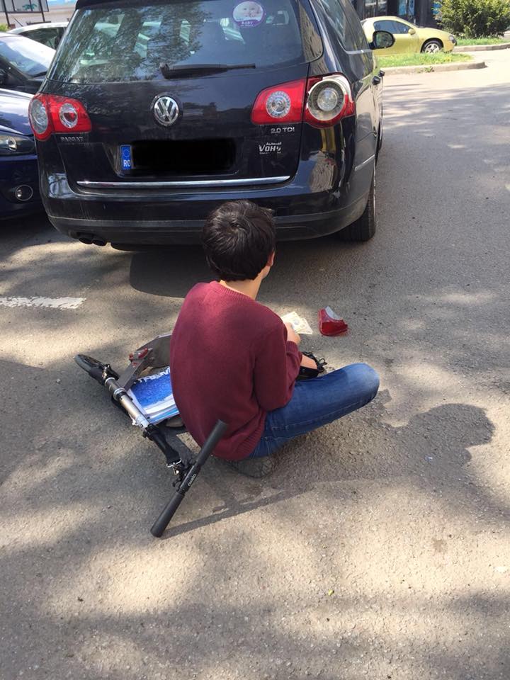 Gestul emoționant al unui copil, după ce a zgâriat o mașină cu trotineta