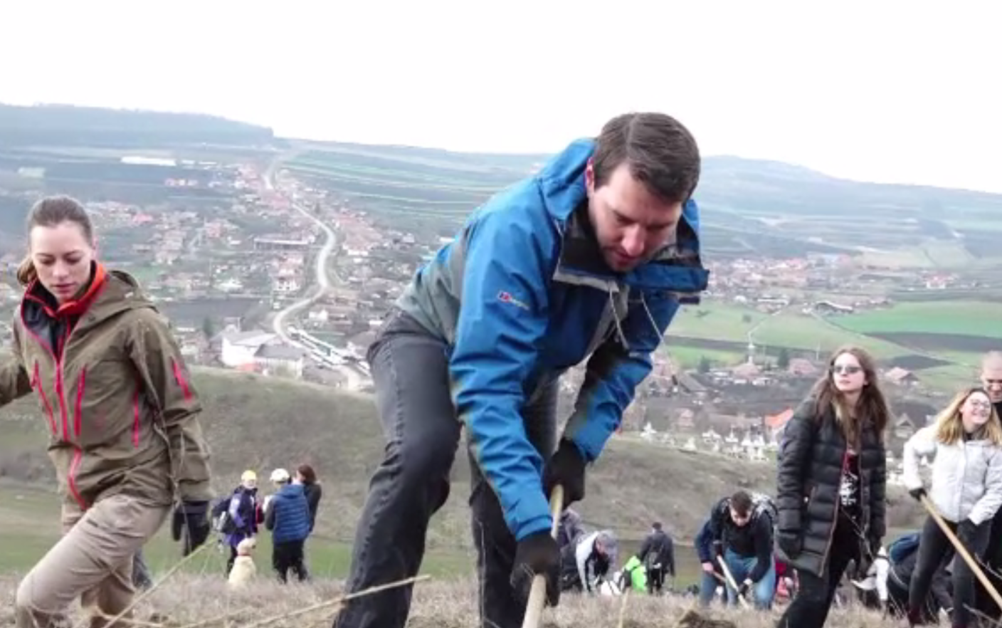 Fostul Principe Nicolae şi soția sa au ajutat la împădurirea unui deal din Cluj