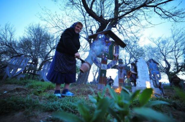 Ritual impresionant şi tulburător într-un sat din Dolj. Morţii sunt strigaţi pe nume şi imploraţi să iasă din sicrie