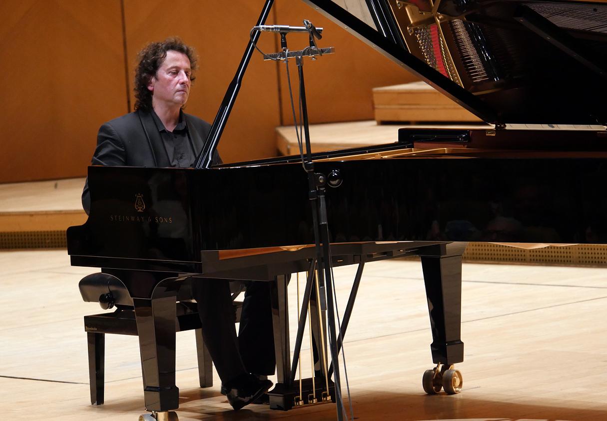 Horia Mihail revine la Sala Radio în turneul Pianul Călător