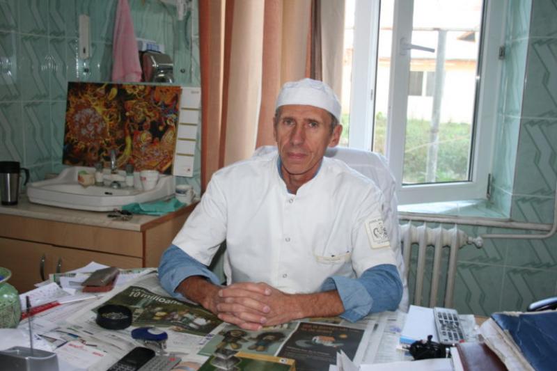 Un medic din Vrancea și-a împărțit salariul cu infirmierele afectate de scăderea lefurilor